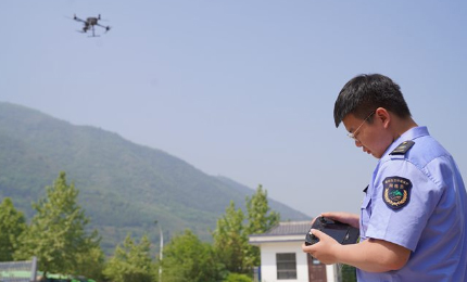 驪山“智慧哨兵”上崗近日，西安市臨潼區(qū)驪山森林保護(hù)多功能數(shù)字云臺監(jiān)管系統(tǒng)上線，實(shí)現(xiàn)了對驪山生態(tài)環(huán)境的全程可視化監(jiān)管。在臨潼區(qū)秦嶺保護(hù)總站管控指揮中心，數(shù)字云臺監(jiān)管系統(tǒng)數(shù)據(jù)在大屏幕上通過可見光和熱成像兩種視頻形式顯示，實(shí)時(shí)監(jiān)測驪山的森林地貌等情況。而這些視頻數(shù)據(jù)是由20公里外驪山最高點(diǎn)架設(shè)的高點(diǎn)監(jiān)控?zé)煾蟹阑鹣到y(tǒng)實(shí)時(shí)傳送回來的。