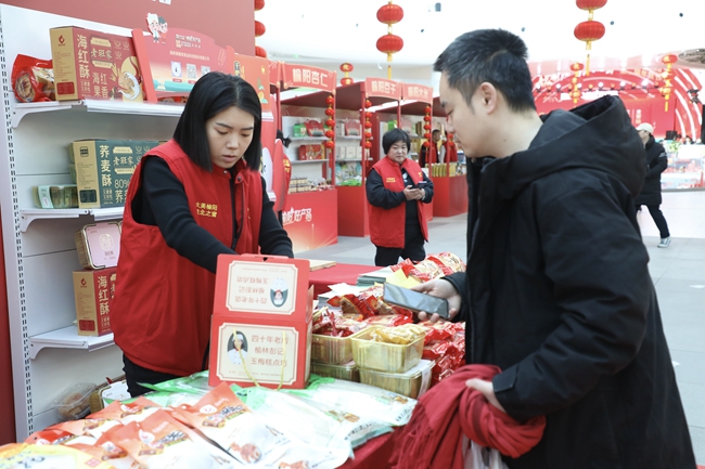 2024年榆林市榆陽區(qū)第二屆年貨節(jié)北京站啟動1月27日，沙地上郡·榆陽好產(chǎn)品2024年榆林市榆陽區(qū)第二屆年貨節(jié)北京站啟動，來自榆陽區(qū)30個(gè)展位展示出171類、2779件產(chǎn)品，吸引眾多首都市民前來品嘗和購買。