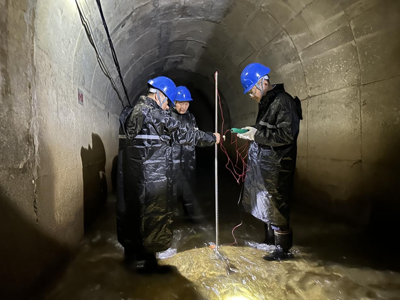 6月23日暴雨過后，工作人員對輸水隧洞流速進(jìn)行檢測。王鵬攝