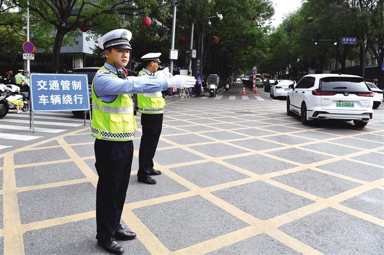 十月四日，交警在西安大唐不夜城景區(qū)周邊指揮交通。杜瑋攝